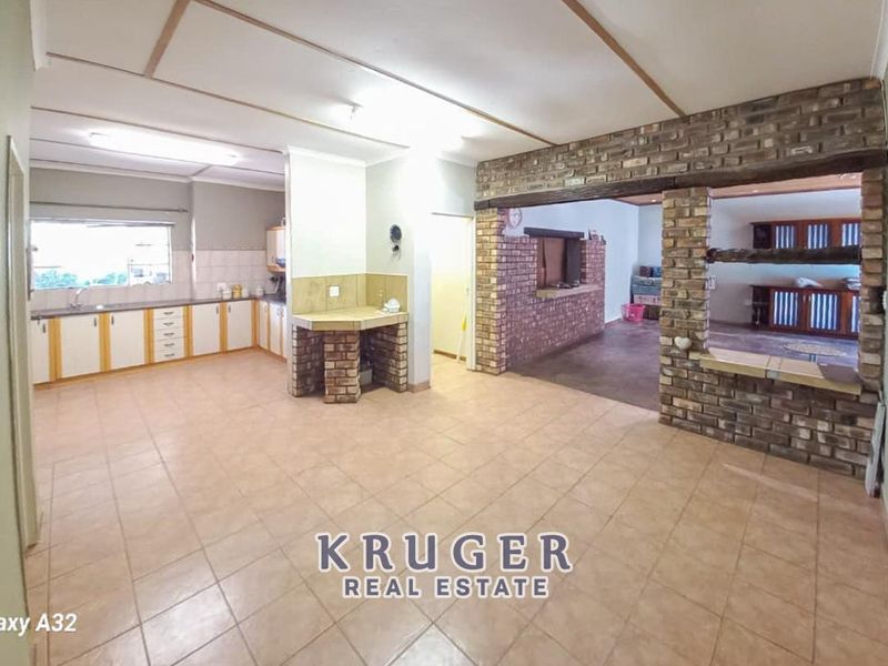 Spacious family home with FLATS situated close to town! - Photo 7