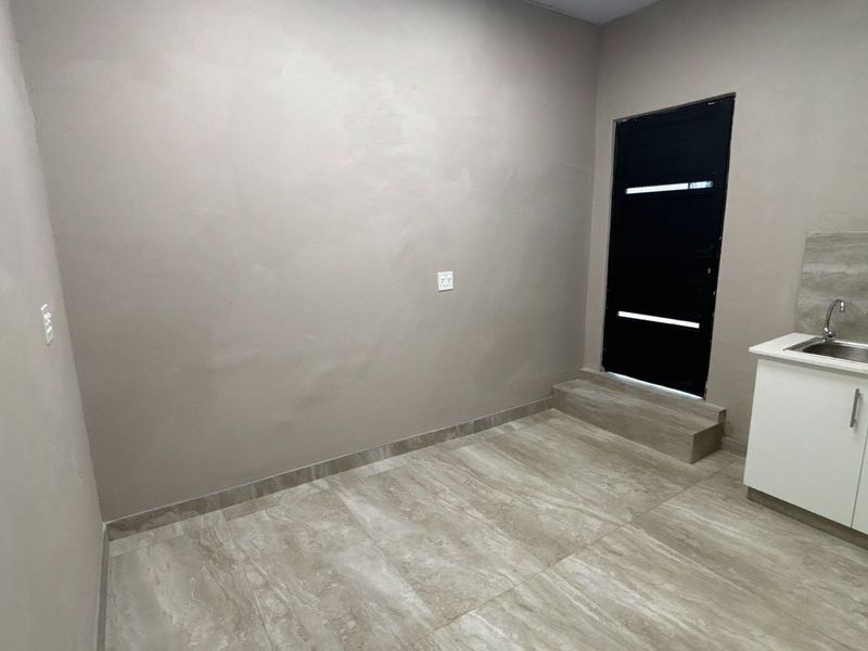 20 sqm Office to Rent in Jacaranda Centre, Hilton - Photo 3