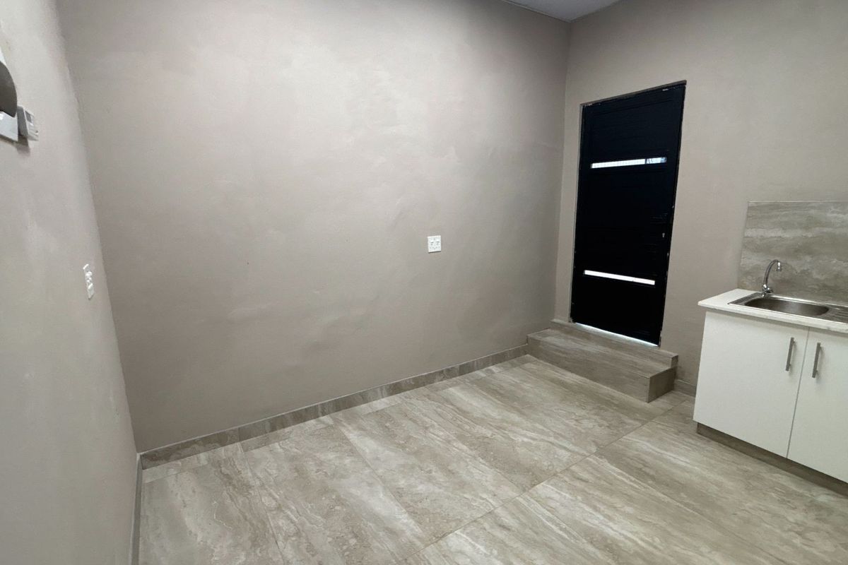 20 sqm Office to Rent in Jacaranda Centre, Hilton - Photo 3
