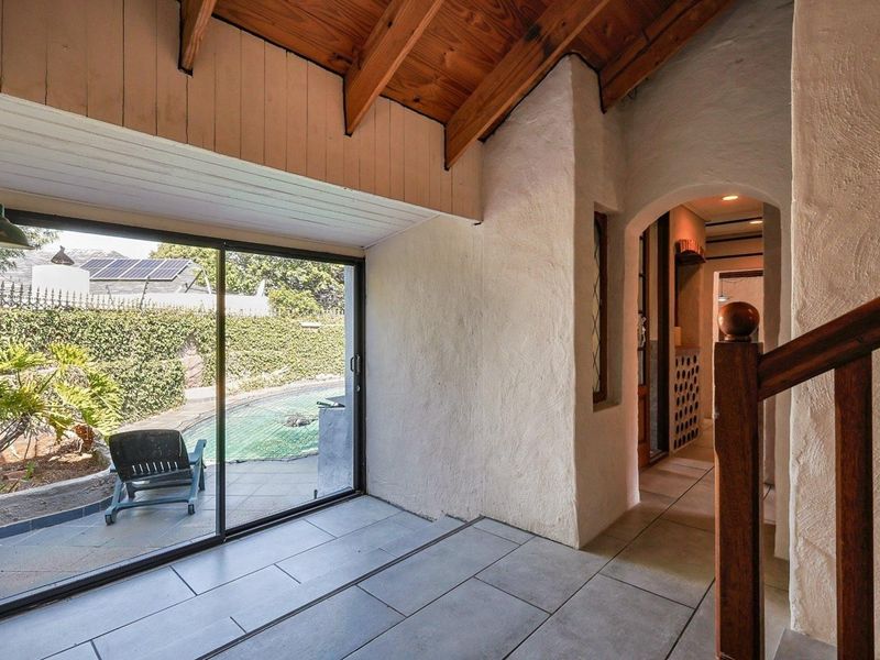 Experience Luxury Living in Waterkloof Ridge - Photo 8