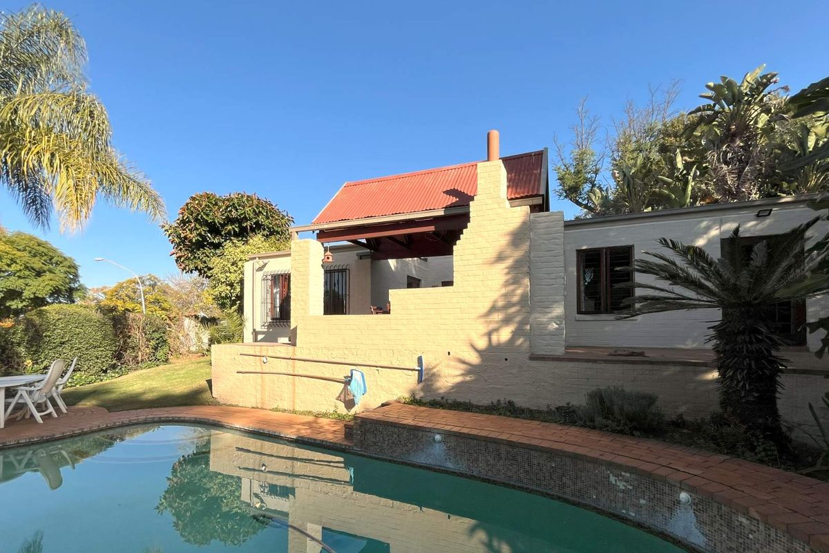 3 Bedroom house with flatlet in Garsfontein - Photo 3