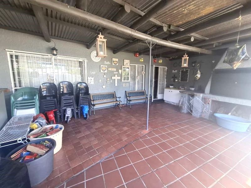 Spacious Home for an extended family, including 2 flats for rental potential - Photo 9