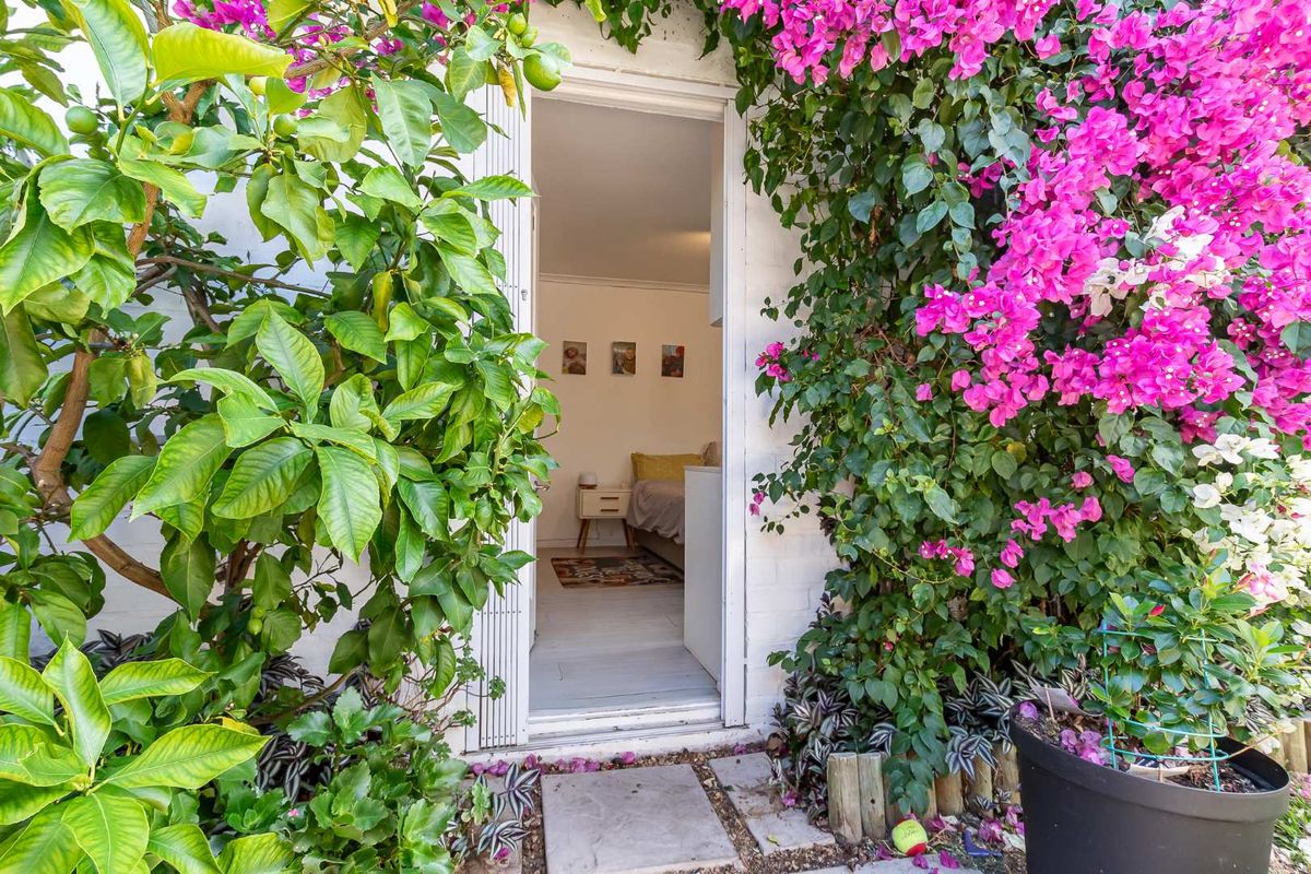 Modern and well maintained home with dual living! - Photo 4