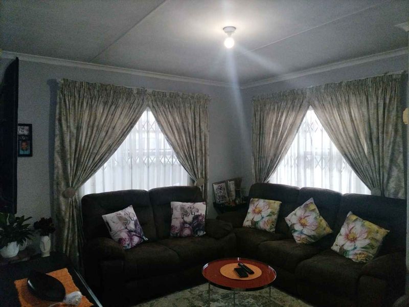 Beautiful home in a gated community - Photo 7