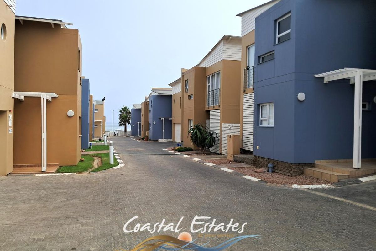 Charming Waterfront Townhouse Perfect for Airbnb Investment - Photo 2