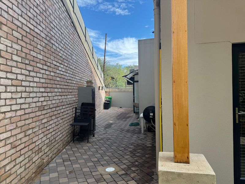 UPMARKET PROPERTY FOR SALE (only 5 units in the complex) - Photo 8