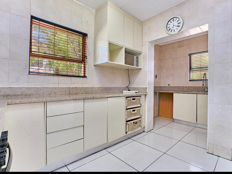 Staggering Cluster house in Midrand Vorna Valley right across Mall of Africa - Photo 7