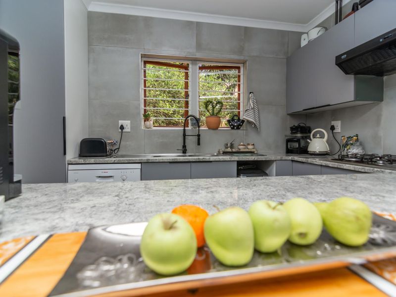 Ultra-modern 4-bedroom townhouse – Move-In Ready! - Photo 9