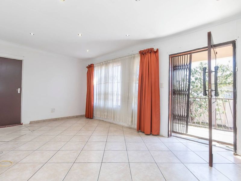 4 Bedroom House for Sale in Cosmo City - Photo 4