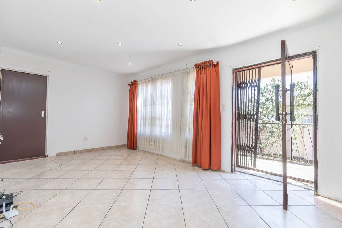 4 Bedroom House for Sale in Cosmo City - Photo 4
