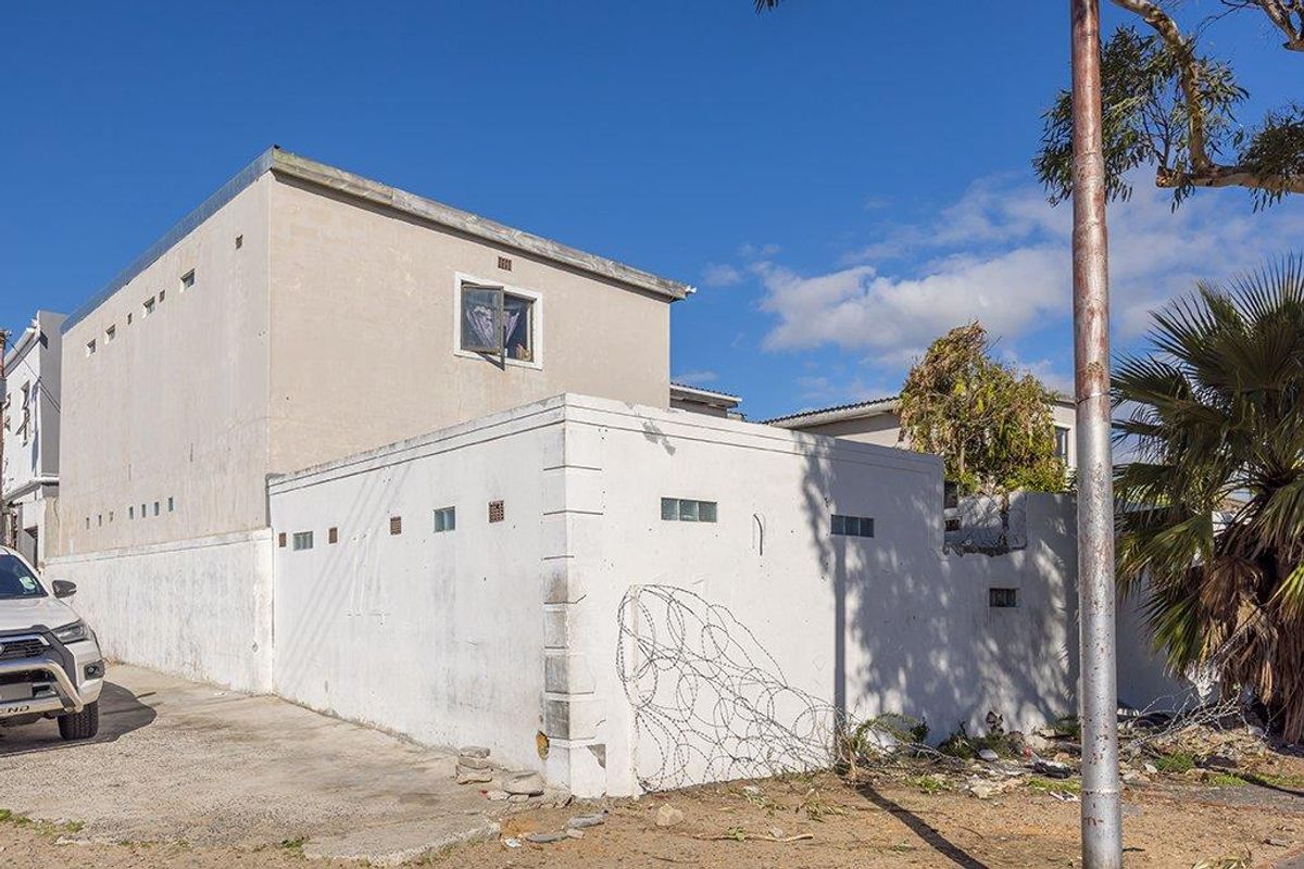 Investor’s Dream Opportunity on Koeberg Road, Brooklyn - Photo 2