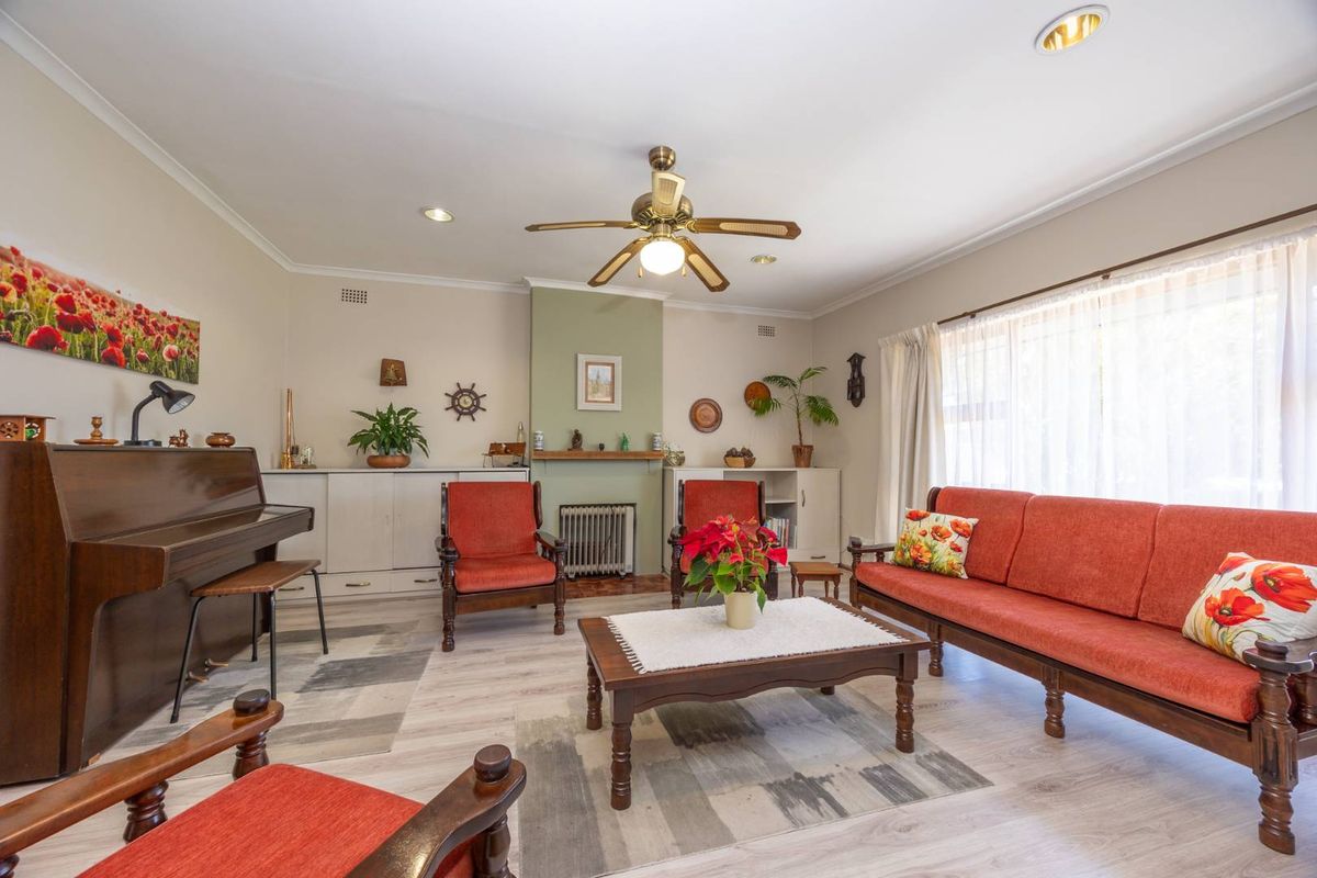 An Exceptionally Versatile Family Residence. - Photo 3