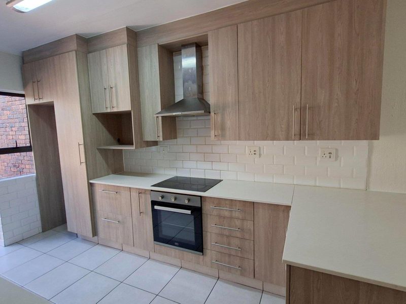 Lovely 3 bedroom, 2 bathroom, simplex available in Douglasdale - Photo 2