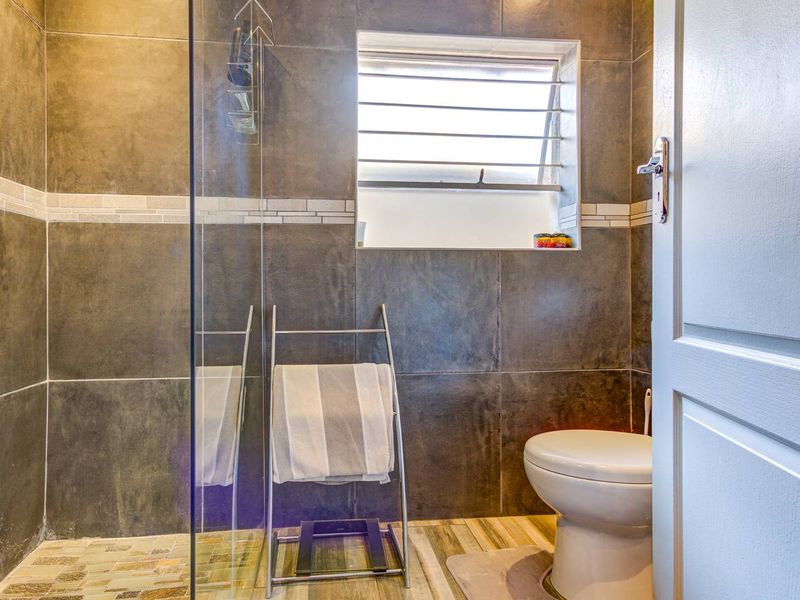 3 Bedroom freestanding secure Townhouse in Van Riebeeck Park - Photo 3