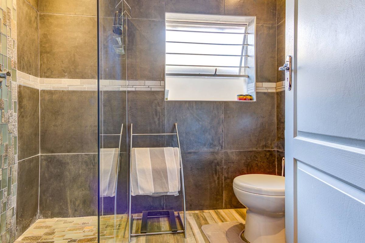 3 Bedroom freestanding secure Townhouse in Van Riebeeck Park - Photo 3