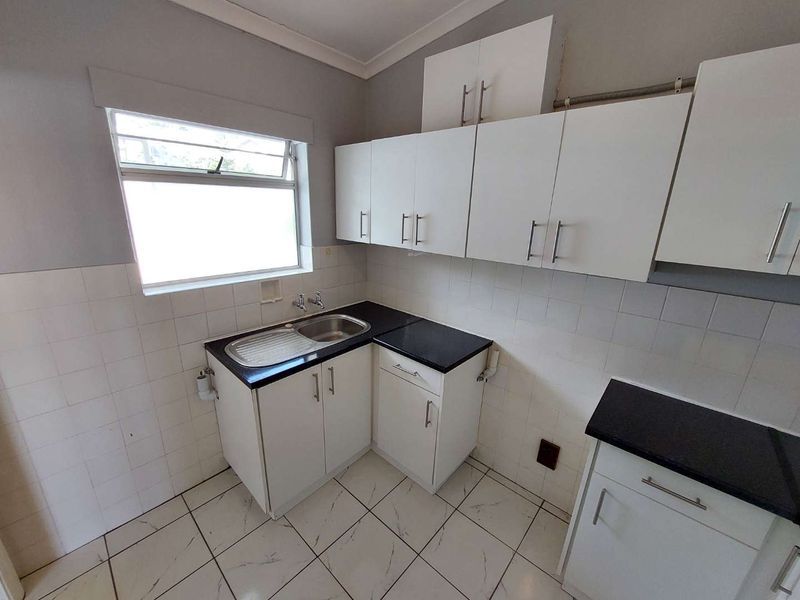 Top Floor Corner Unfurnished One-Bedroom Apartment To Let in Camps Bay! - Photo 8