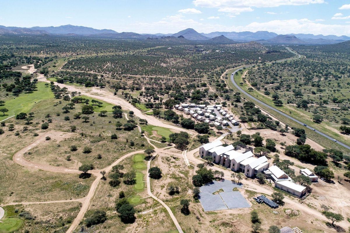 Luxury Living Awaits: 2,602 sqm in Tranquil Golf Estate - Photo 5