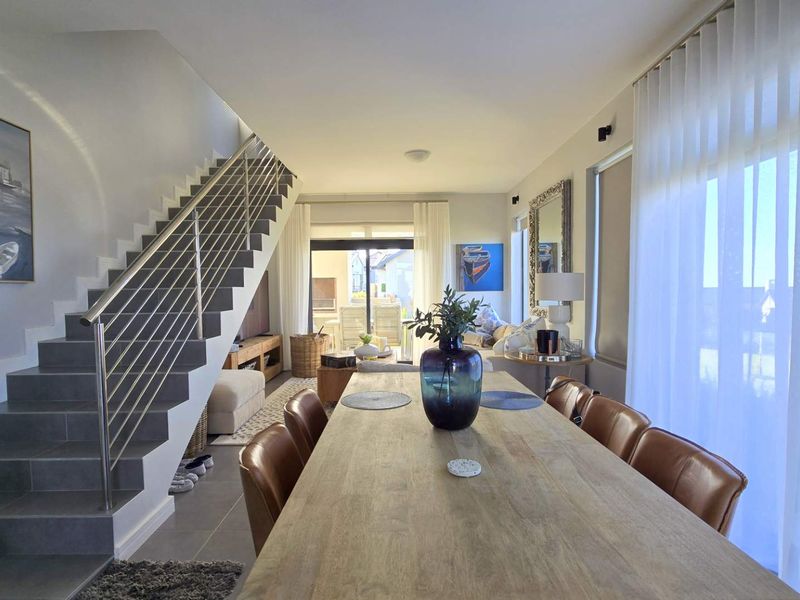 Cozy family home offering stunning sea views from the upstairs bedrooms, - Photo 8
