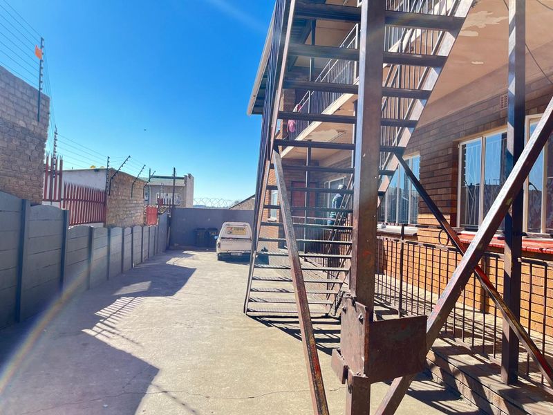 Affordablel 1st Floor Unit in Krugersdorp - Photo 8