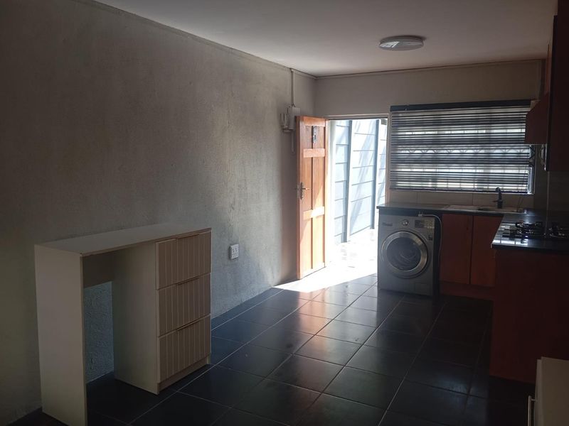 One bedroom Cottage in Kensington - Photo 4