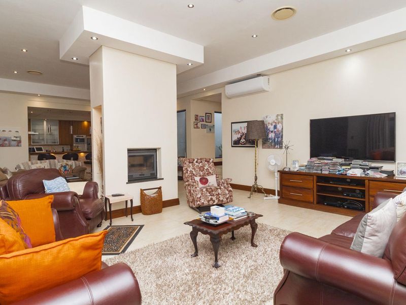 Stylish Indoor-Outdoor Living with Solar Efficiency in Baronetcy - Photo 6