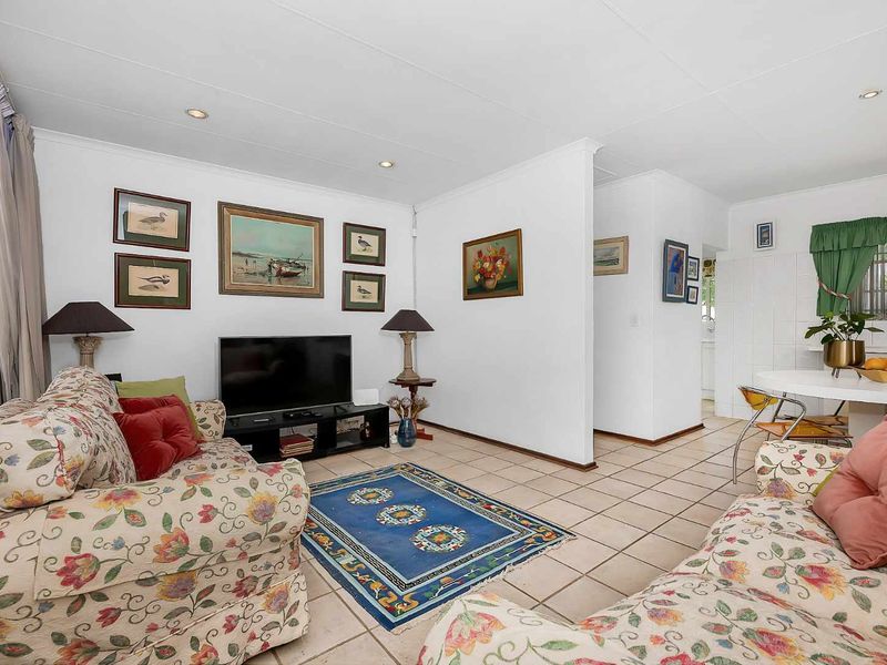 A SUN DAPPLED SIMPLEX TUCKED AWAY AMONGST LEAFY SERENITY - Photo 3