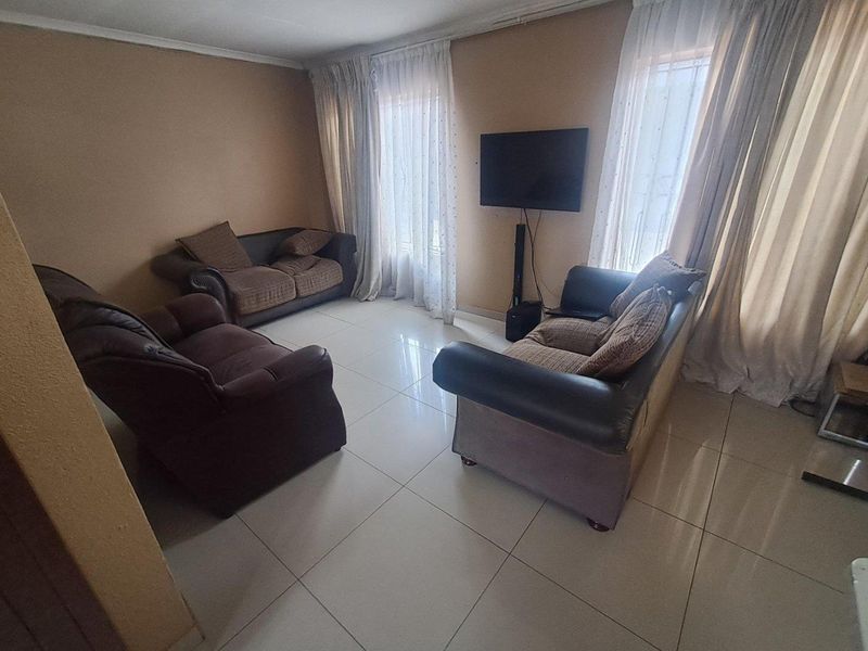 3 BEDROOM HOUSE WITH 6 FLATLETS IN EBONY PARK EXT 6 - Photo 5