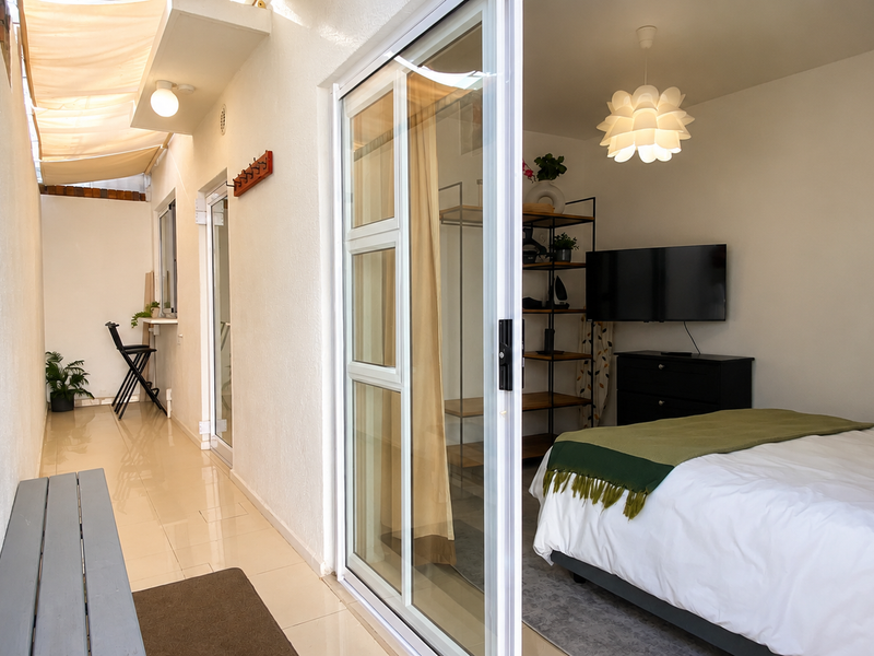Secure Furnished Studio with Patio & Parking - Tamboerskloof - Photo 2