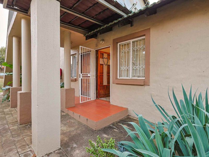 Ground Floor Gem with an Exceptionally Large Private Garden – Pet Friendly Living at Its Best! - Photo 1