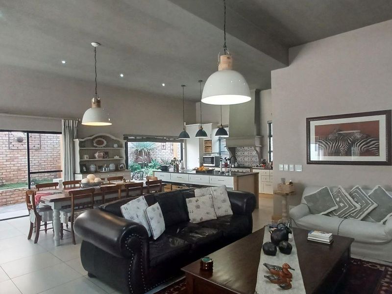 Klein Windhoek - 3 Bedroom Townhouse - CC Reg N$7 750mil - Photo 3