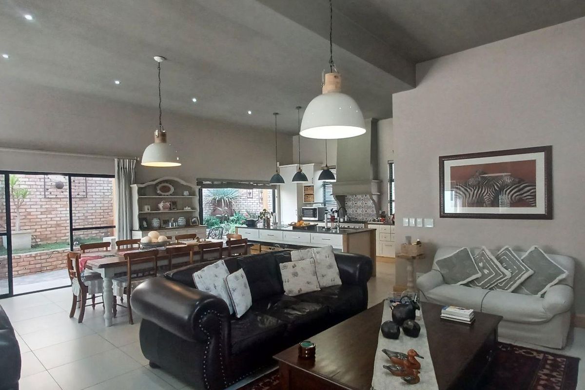 Klein Windhoek - 3 Bedroom Townhouse - CC Reg N$7 750mil - Photo 3