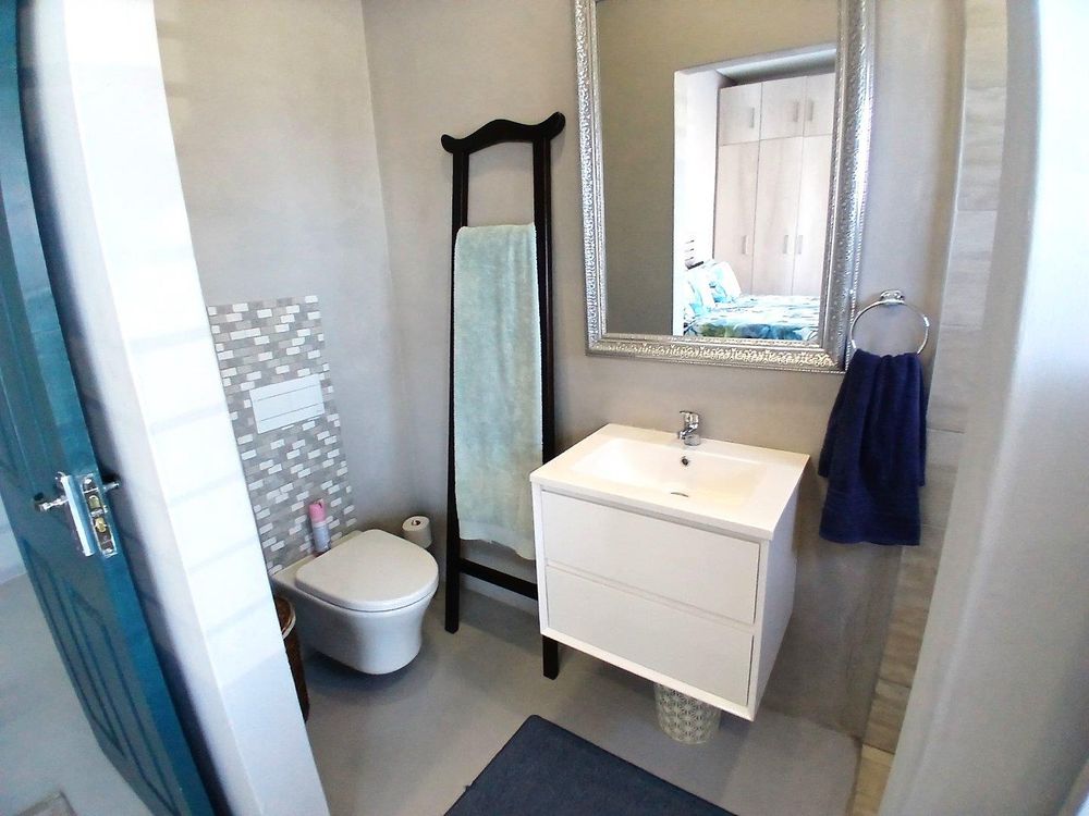 The other side of Main Bedroom's en suite Bathroom (with shower).