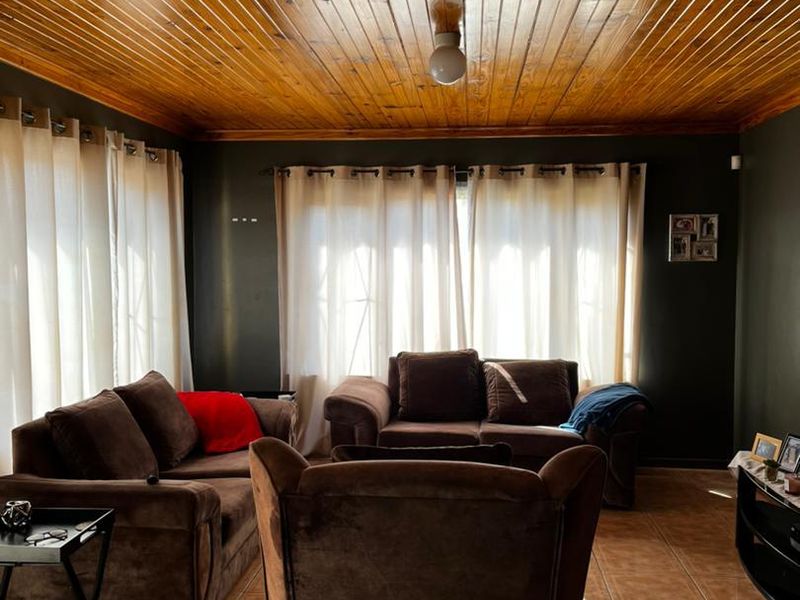 Perfect Family Home: 3 Beds, Indoor Braai & Bachelor Flat! - Photo 2