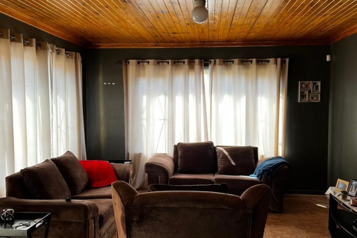 Perfect Family Home: 3 Beds, Indoor Braai & Bachelor Flat! - Photo 2