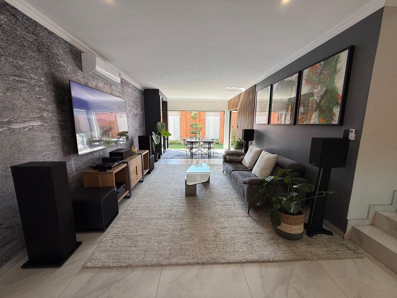 Luxury 4/5-Bedroom Contemporary Residence with Premium Finishes, Smart Home Features & Designer Living - Photo 3