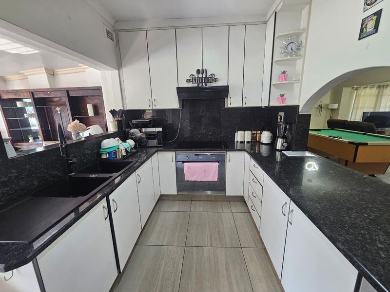 Modern 3-Bedroom Entertainer's Dream in Sought-After Yellowwood Park! - Photo 4