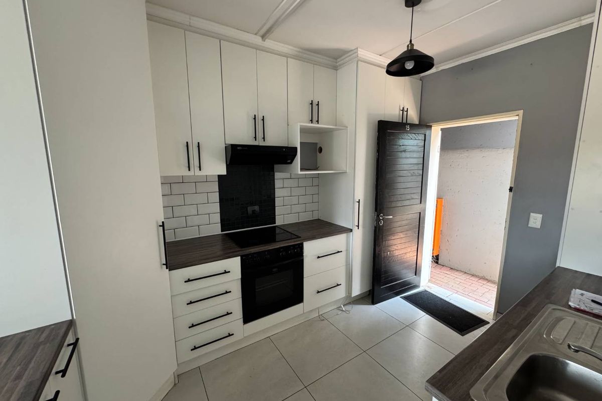 Large 3 Bed Pet Friendly Unit In a Tranquil Cul-de-Sac street! - Photo 4