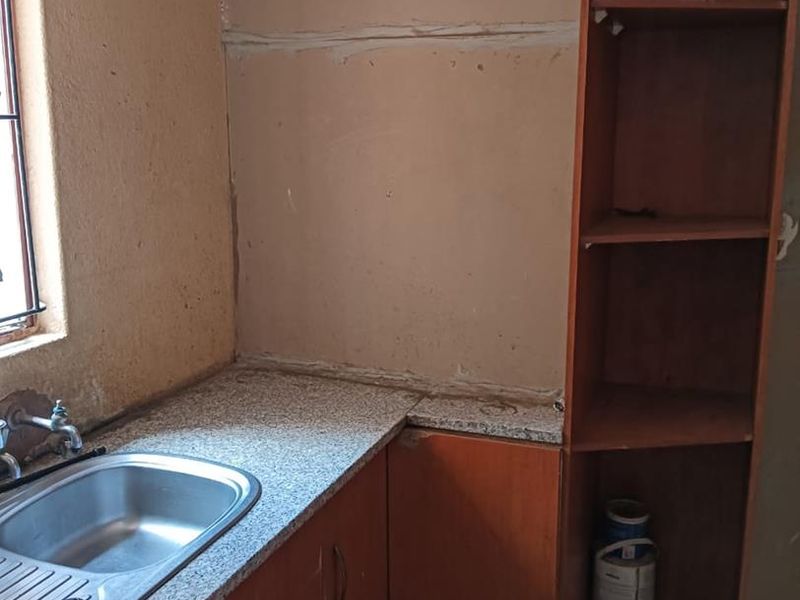 Live & Earn: 4-Bed Home + 9 Rented Units in Mahube Valley! - Photo 10