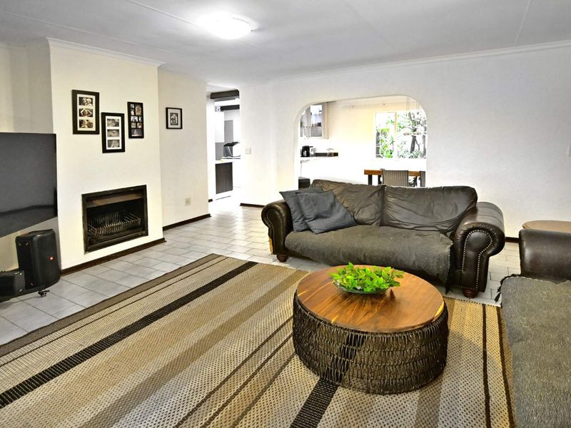 Beautiful Three Bedroom Family Home in Excellent Estate - Photo 9