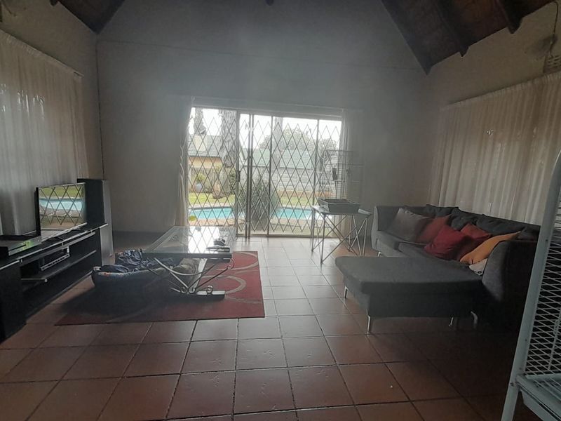 Relaxing Family Home - Photo 10