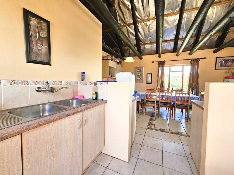 Five bedroom family home for sale in Stilbaai-Wes. - Photo 10