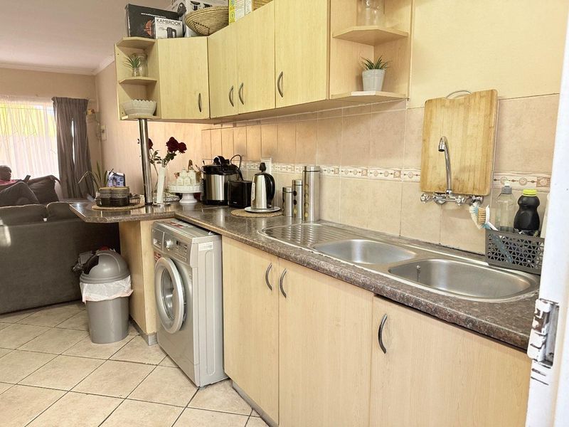 SPACIOUS TOWNHOUSE - Photo 6