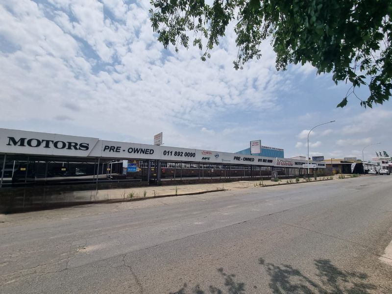 "Maximize Exposure: Showroom & Warehouse on Prime Busy Road" - Photo 7