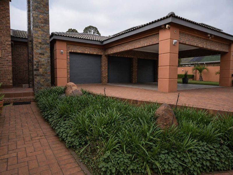 Immaculate Family Home with Golf Course Views and Modern Comforts - Photo 9