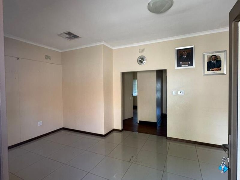 Office to let - Photo 3