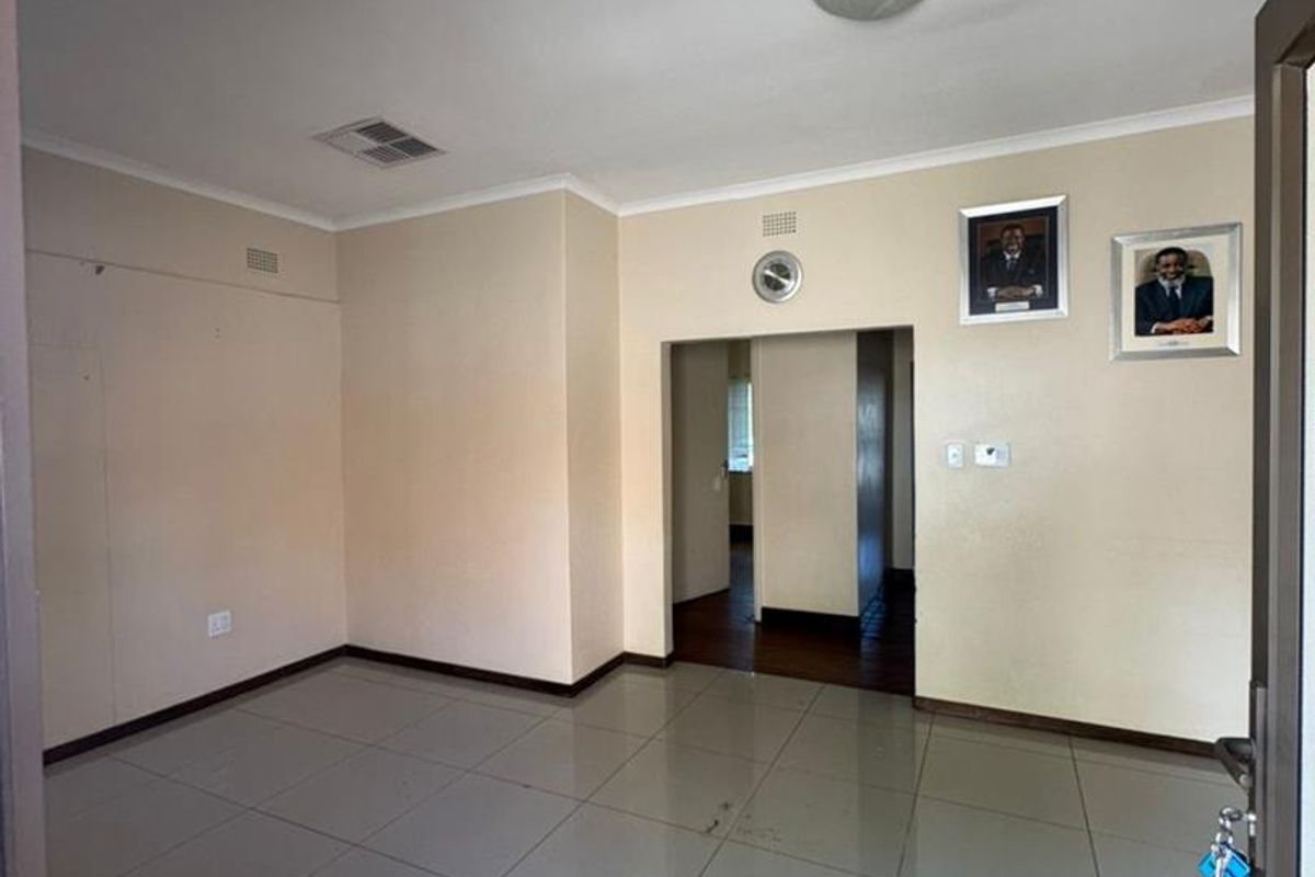 Office to let - Photo 3