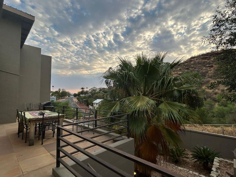 🏡 Refined Luxury in Windhoek’s Prestigious Ludwigsdorf - Photo 5