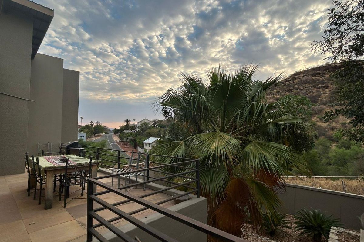🏡 Refined Luxury in Windhoek’s Prestigious Ludwigsdorf - Photo 5
