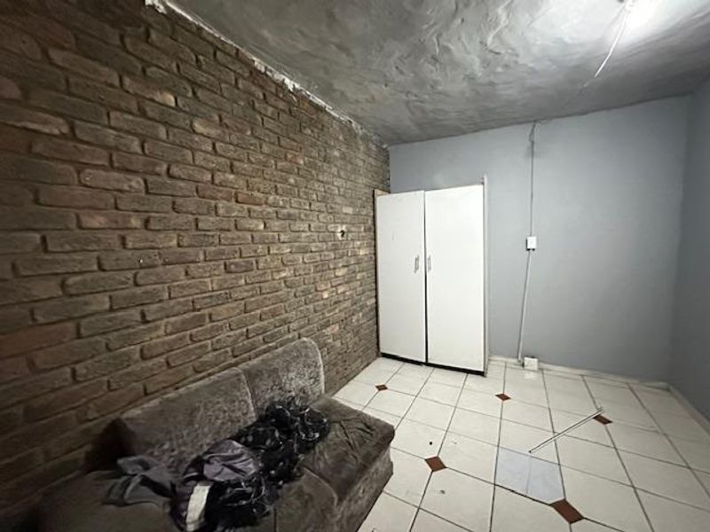 Spacious 5-Bedroom Duplex with Private Garden in Sunnyside! - Photo 8