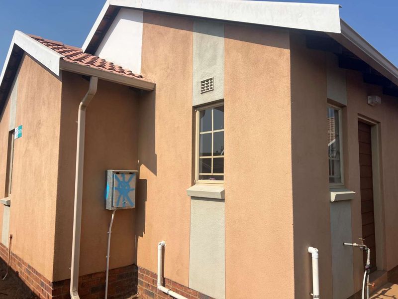 Brand new property in a quiet complex - Photo 3